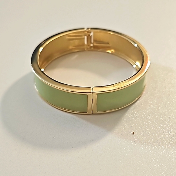 New Without Tag Gold Tone Enamel Cuff Bracelet. - Picture 4 of 8